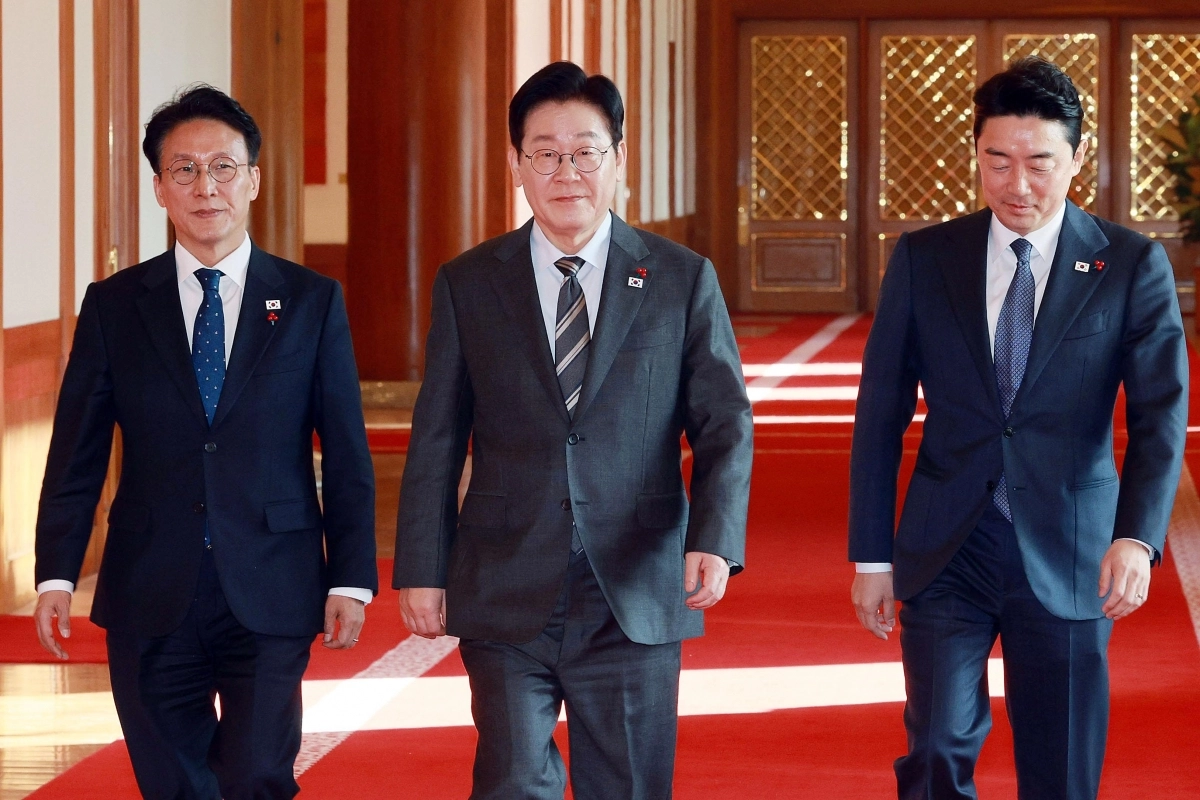 이재명 대통령이 20일 청와대에서 열린 국무회의를 주재하기 위해 회의실로 이동하고 있다. 왼쪽부터 김민석 국무총리, 이 대통령, 강훈식 청와대 비서실장. 뉴스1