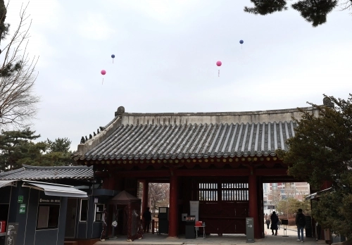 지난 9일 서울 종묘 입구에서 재개발로 지어질 세운4구역 내 고층 건물과 비슷한 높이의 서울시가 띄운 애드벌룬이 보인다.   연합뉴스