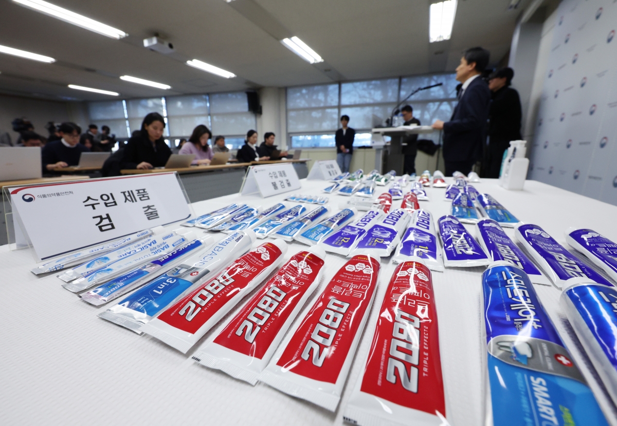 20일 서울 양천구 서울지방식약청에 사용 금지 성분인 ‘트리클로산’이 검출된 애경산업의 ‘2080’ 치약이 진열돼 있다. 식품의약품안전처가 애경산업의 수입 및 국내 제조 치약을 전수조사 한 결과, 수입 제품 764개에서 트리클로산이 검출된 것으로 나타났다. 뉴시스