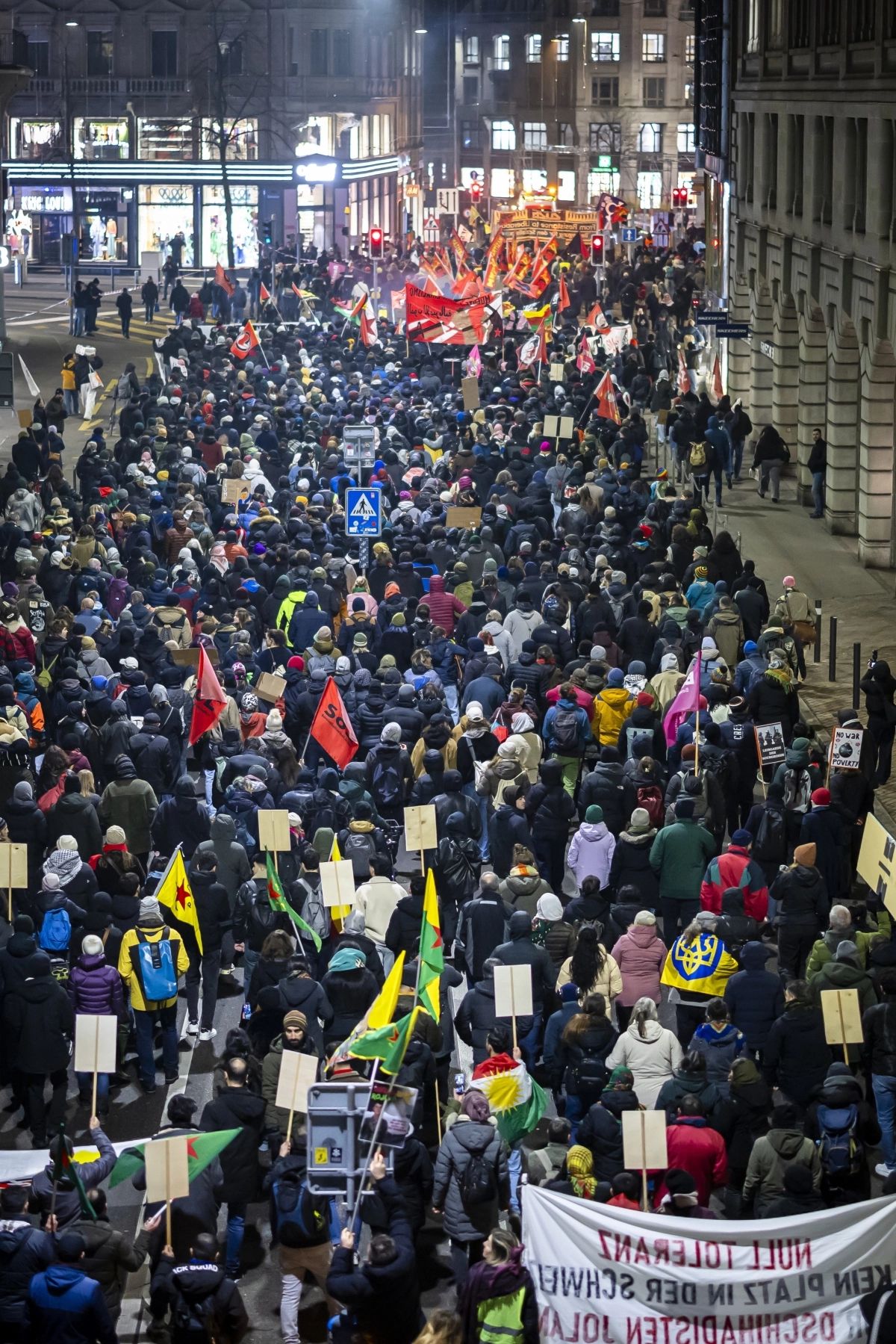 다보스포럼 주제는 ‘대화의 정신’… 시위대 “우리와도 대화하라”