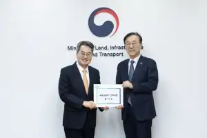 [포토뉴스]김동연 경기지사, 국토부 장관에 현안 건의서 전달