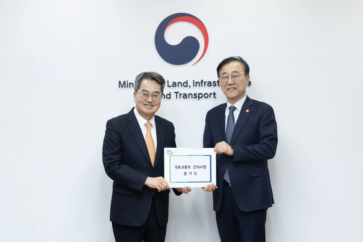 김동연 경기도지사가 20일 오후 국토발전전시관(서울 중구)에서 김윤덕 국토부 장관을 만나 경기도 현안이 담긴 건의서를 전달했다. (경기도 제공)