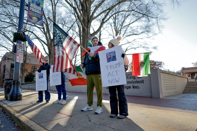 thumbnail - 신정 일치·선거 눈치·항모 위치… 트럼프는 이란을 치지 못했다