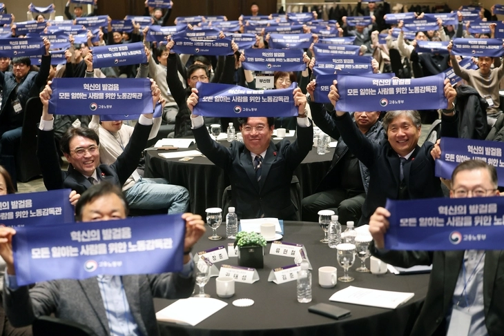 고용노동부가 5월 1일까지 일하는 사람 권리 기본법 등을 담은 ‘일법 패키지’ 입법을 추진한다. 사진은 지난 14일 김영훈 고용노동부 장관이 서울 양재 엘타워에서 현장 감독관들과 대화하는 모습. 연합뉴스