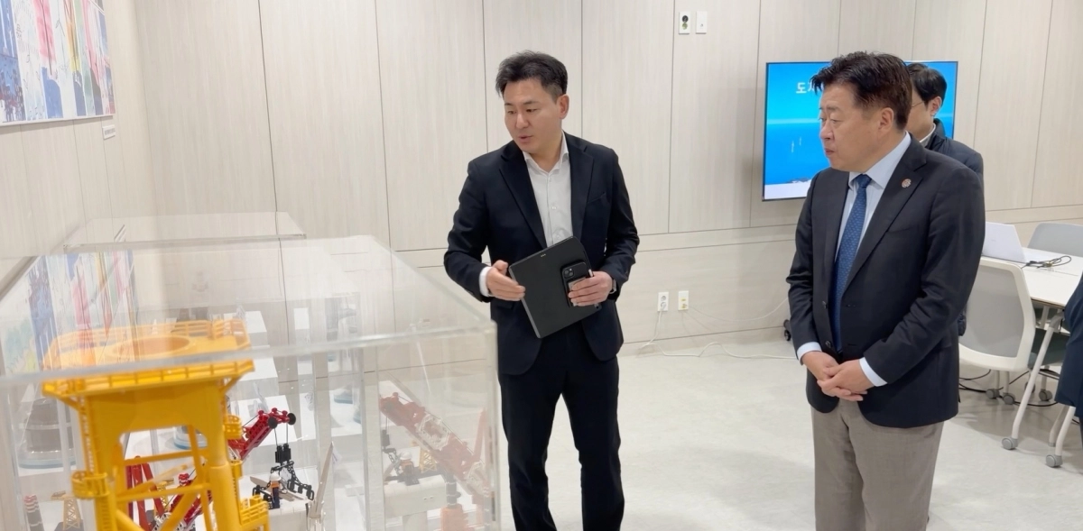 오영훈 지사가 20일 오후 국내 최대 규모이자 주민참여형 풍력발전의 선도 사례인 ‘제주한림 해상풍력 발전단지’ 현장을 방문해 해상풍력발전 설비에 대한 설명을 듣고 있다. 제주도 제공 영상 캡처