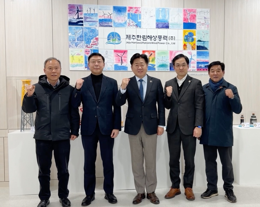 오영훈 제주도지사가 20일 오후 한림해상풍력발전단지를 방문해 관계자들과 파이팅을 하고 있다. 제주도 제공 영상 캡처