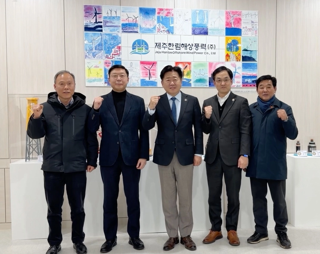 오영훈 제주도지사가 20일 오후 한림해상풍력발전단지를 방문해 관계자들과 파이팅을 하고 있다. 제주도 제공 영상 캡처