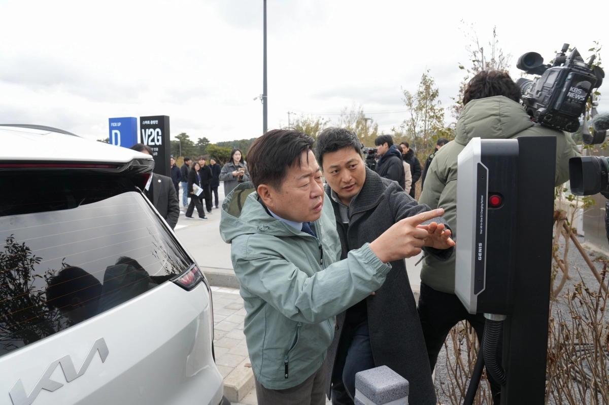 오영훈 제주도지사는 20일 제주 쏘카 터미널을 방문해 전기차와 전력망을 연결하는 ‘V2G(Vehicle to Grid)’ 시범사업 현장을 점검하고 있다. 제주도 제공