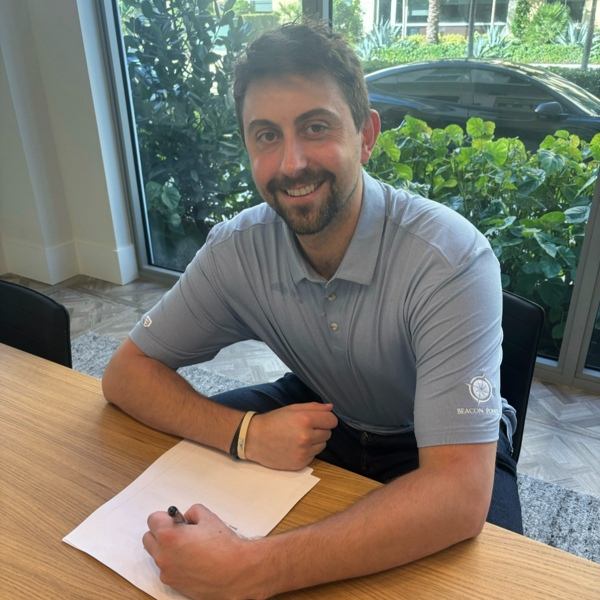 SSG 랜더스와 계약을 체결하고 미소 짓는 앤서니 베니지아노. SSG 랜더스 제공