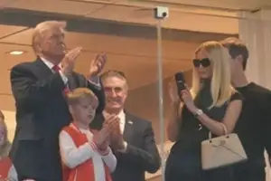 트럼프, 마크롱에 ‘가자 평화위’ 압박… “佛와인 200% 관세”