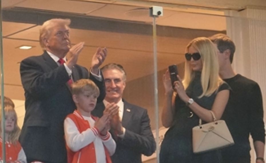 트럼프, 다보스 방문 앞두고 미식축구 관람