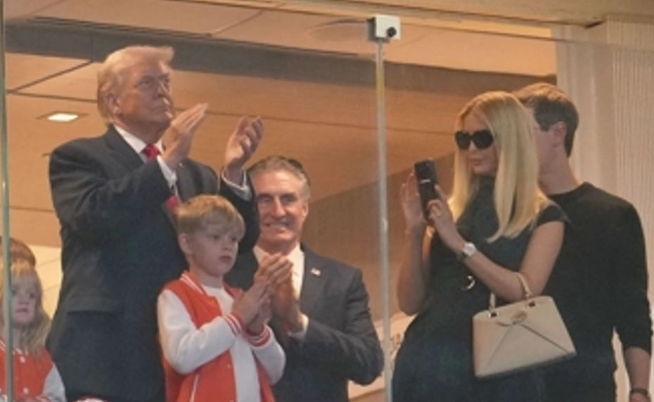 트럼프, 다보스 방문 앞두고 미식축구 관람