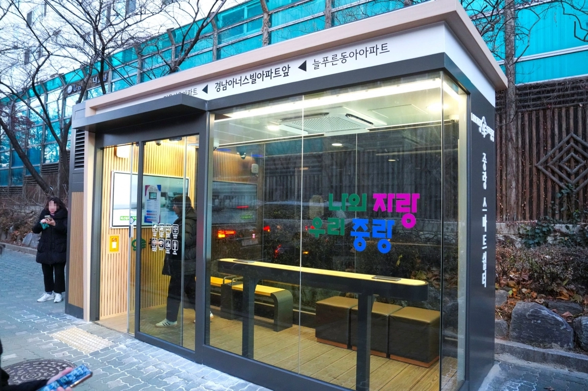 중랑구 면목동 ‘경남아너스빌아파트앞’ 정류장 스마트쉼터 모습. 중랑구 제공