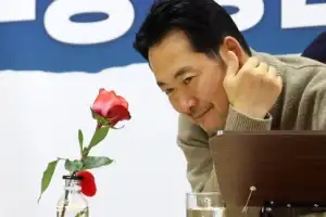 [포토] 장미꽃 바라보는 장동혁 대표