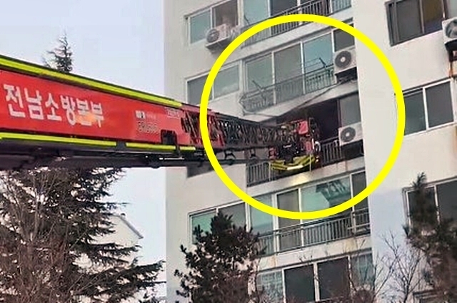 20일 전남 광양소방서에 따르면 전날 오후 5시 23분쯤 광양시 한 아파트 5층 거실에서 불이 났다는 신고가 접수됐다. 2026.1.20 광양소방서 제공