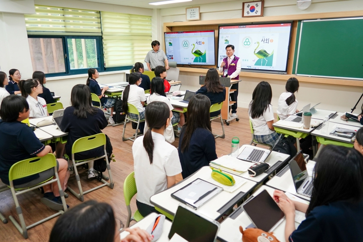 이필형 동대문구청장이 지난해 5월 휘경여중에서 열린 IB(국제바칼로레아) 시범 수업에서 인사말을 하고 있다. 동대문구 제공