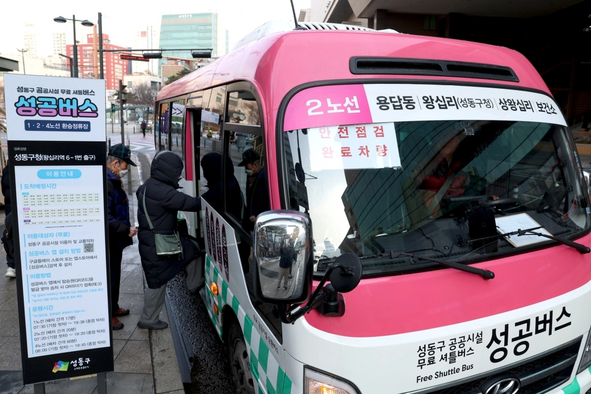‘안전 점검 완료 차량’ 안내문이 부착된 성동구 성공버스가 지난 19일 왕십리역 정류장에서 승객을 태우고 있다. 성동구 제공
