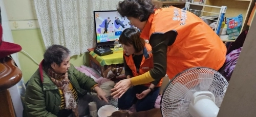 서울 송파구 우리동네돌봄단 단원들이 홀로 사는 어르신을 찾아 안부를 확인하고 있다. 송파구 제공