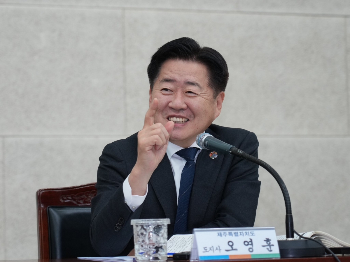 오영훈 제주지사가 19일 도청 탐라홀에서 경제정책협의회를 열어 올해 경제전략을 공유하며 웃고 있다.  오영훈 지사 페이스북 캡처