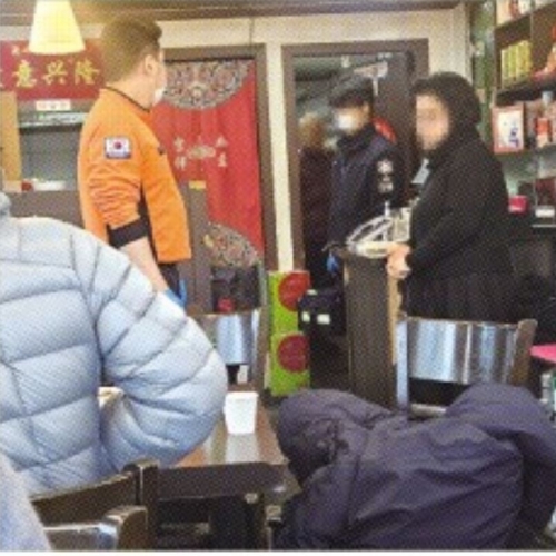 지난 16일 서울 용산구의 한 중식당에서 의식을 잃고 쓰러진 70대 남성이 대통령경호처 직원의 응급 처치를 받고 회복한 뒤 119 구급대원에게 인계되는 모습. 대통령경호처 제공