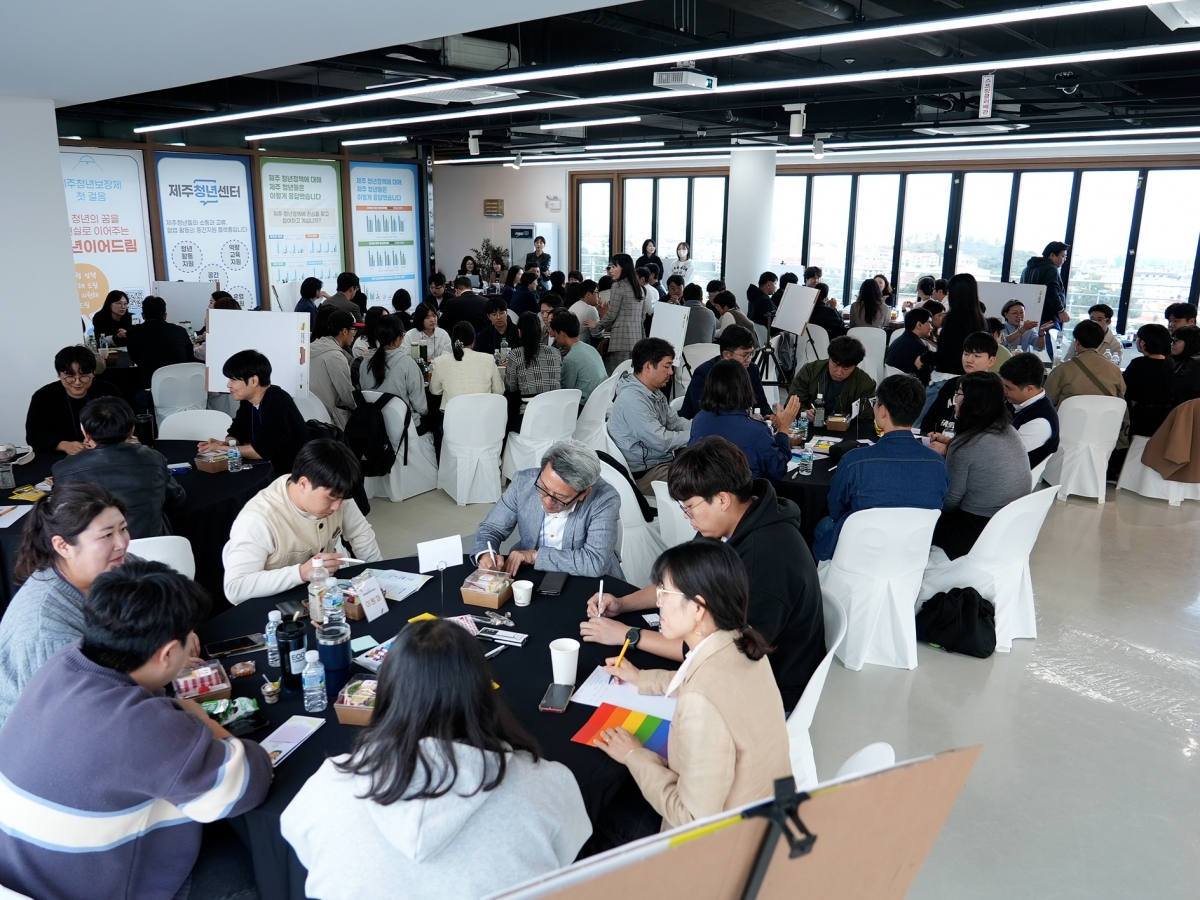 19일 2026년 제1차 청년정책조정위원회에서 제주도는 올해 청년 정책에 1793억원을 투입, 5개 분야 101개 사업을 추진하기로 했다. 사진은 청년들이 주체적으로 청년 정책을 논의했던 지난해 제주청년정책공작소의 모습. 제주도 제공