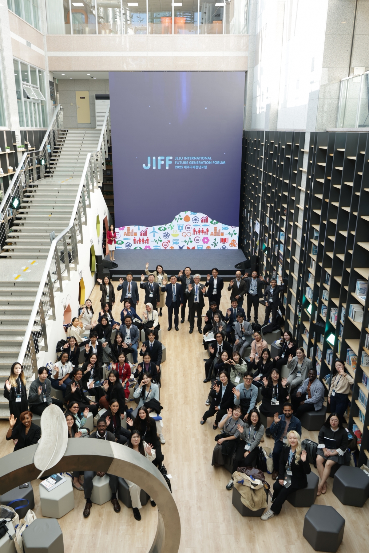 지난해 11월 제주국제평화센터에서 5개 대륙 18개국 청년 48명이 참여한 가운데 개최된 제주국제청년포럼. 제주도 제공