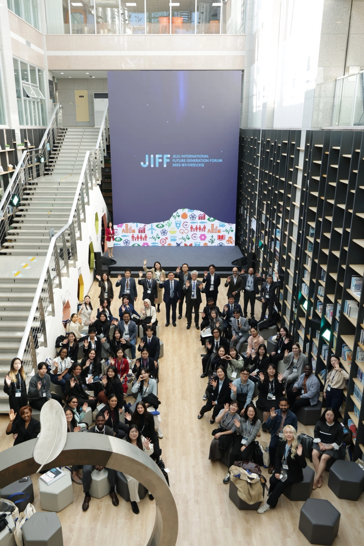 지난해 11월 제주국제평화센터에서 5개 대륙 18개국 청년 48명이 참여한 가운데 개최된 제주국제청년포럼. 제주도 제공