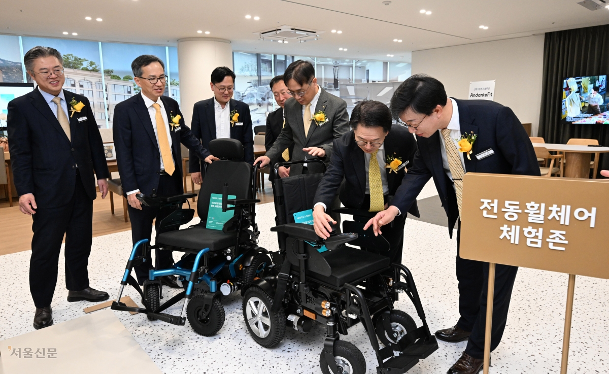 정문철(왼쪽 두번째) KB라이프 사장이 20일 서울 강남구 KB라이프타워에서 열린 ‘KB라이프 역삼센터’ 개소식에서 시니어를 위한 최신 기술 체험·연구 공간을 둘러보며 전동휠체어를 살펴보고 있다. 도준석 전문기자