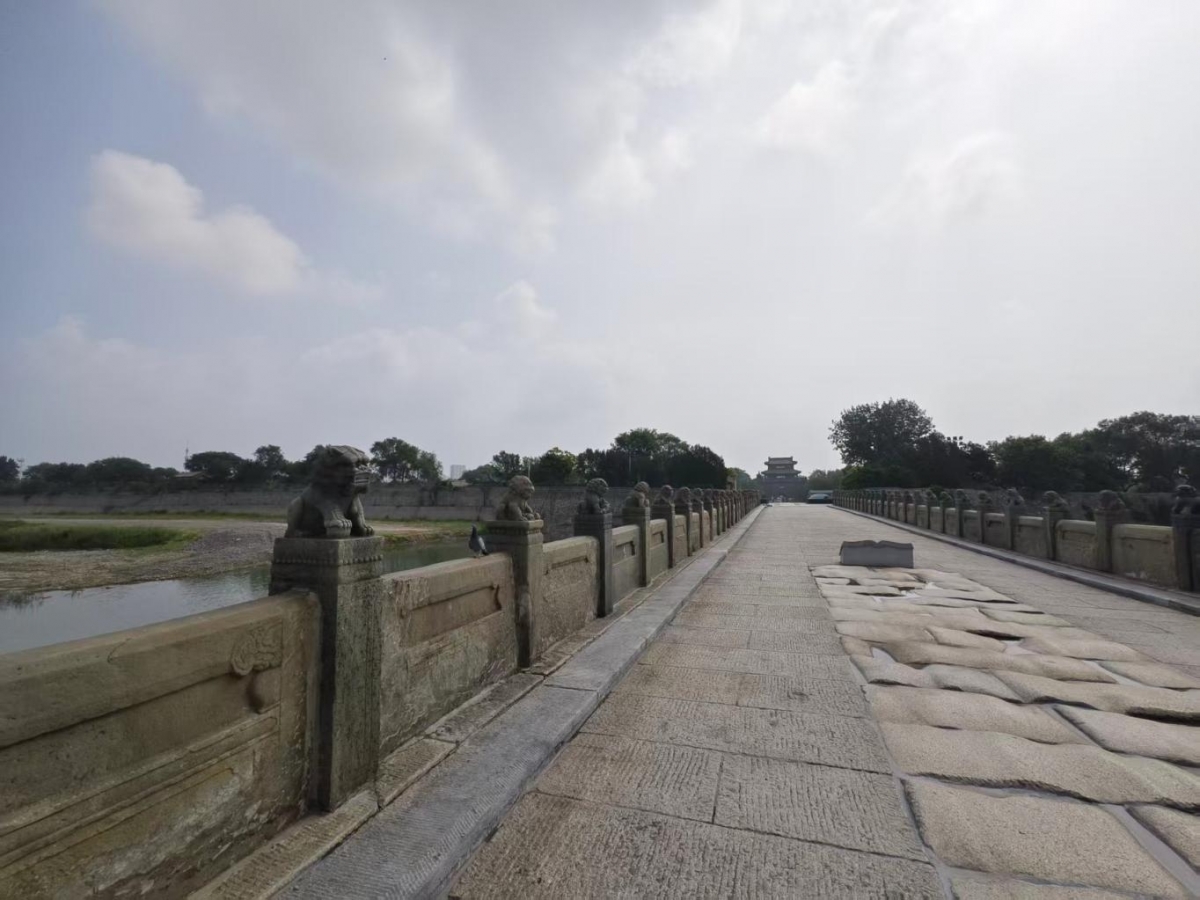 중국 베이징에 있는 루거우차오에서 1937년 7월 7일 중국군과 일본군 사이에 충돌이 발생하자 평소 침략전쟁을 꿈꾸던 일본군 장교들이 이 사건을 트집 잡아 중일전쟁을 일으켰다. 사진은 루거우차오의 모습. ‘동방견문록’에 등장하기 때문에 ‘마르코 폴로 다리’라는 별명이 붙었다. 다리 건너 명나라 때 지어진 완평성이 보인다. 북경일보 홈페이지 캡처