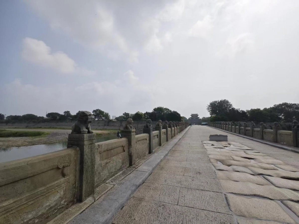 중국 베이징에 있는 루거우차오에서 1937년 7월 7일 중국군과 일본군 사이에 충돌이 발생하자 평소 침략전쟁을 꿈꾸던 일본군 장교들이 이 사건을 트집 잡아 중일전쟁을 일으켰다. 사진은 루거우차오의 모습. ‘동방견문록’에 등장하기 때문에 ‘마르코 폴로 다리’라는 별명이 붙었다. 다리 건너 명나라 때 지어진 완평성이 보인다. 북경일보 홈페이지 캡처