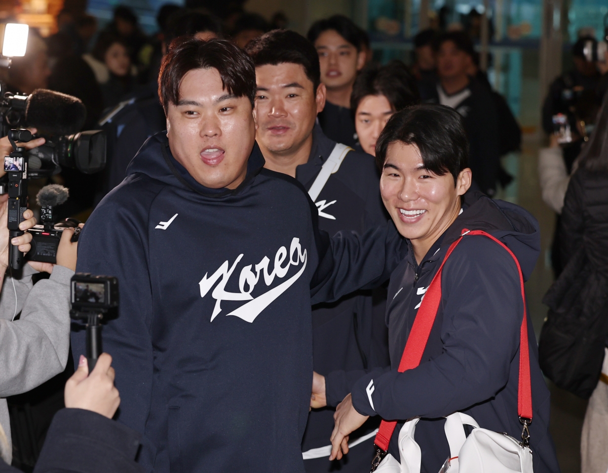 월드베이스볼클래식(WBC) 야구 대표팀에 발탁된 류현진(왼쪽)이 지난 9일 인천국제공항을 통해 전지훈련지인 사이판으로 출국하고 있다. 올해 여러 구단이 미국이 아닌 다른 국가로 전지훈련을 떠나는 가운데 대표팀도 2월 15일부터 일본 오키나와에 캠프를 차리고 WBC에 대비한다. 뉴스1