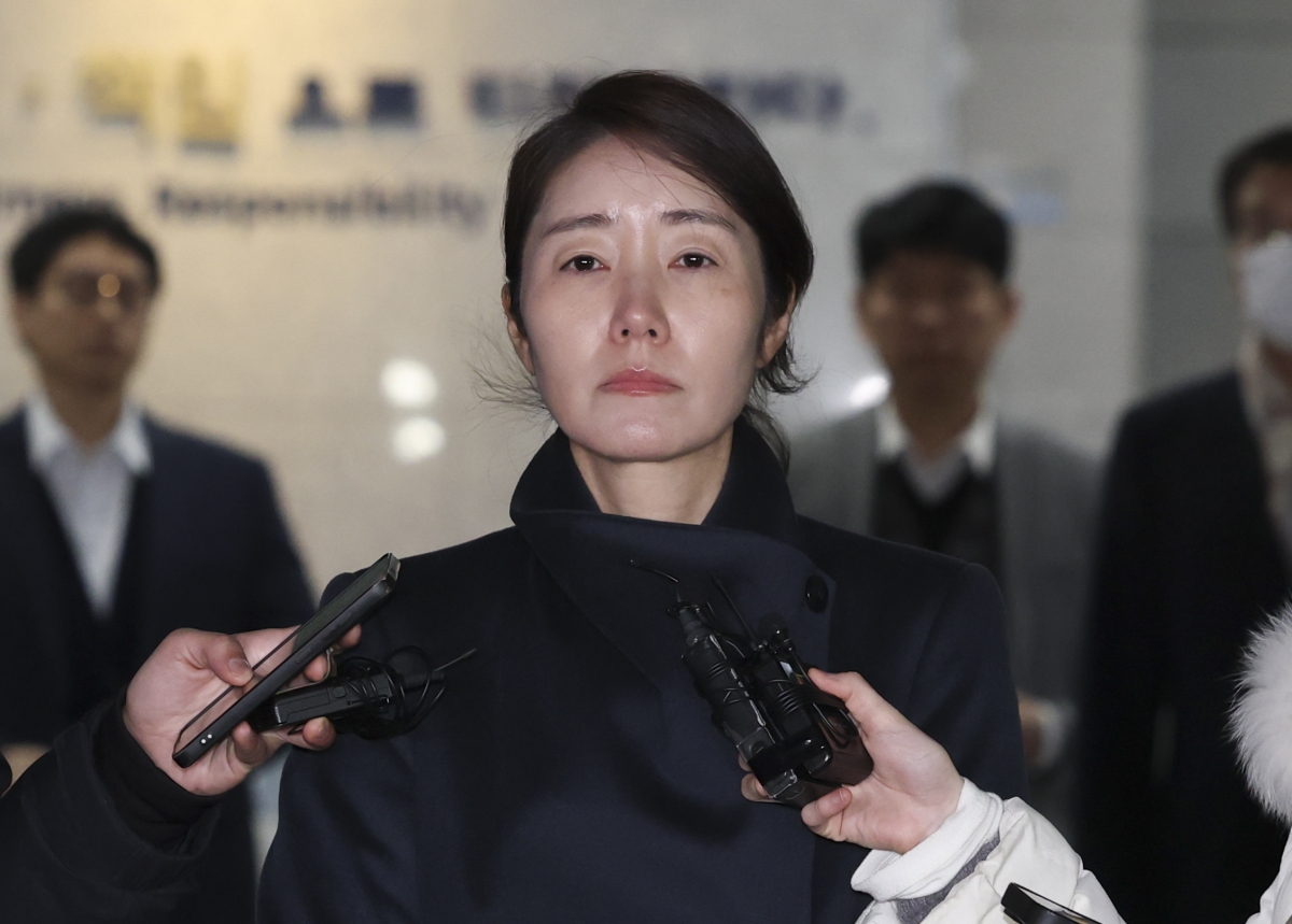 공천헌금 1억원 수수 의혹을 받고 있는 강선우 무소속 의원이 21일 새벽 서울 마포구 서울경찰청 공공범죄수사대에 피의자 신분으로 조사를 마치고 밖으로 나서며 취재진의 질문에 답하고 있다. 2026.01.21 뉴시스