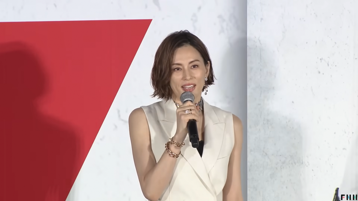 불법 약물을 소지한 의혹을 받는 일본의 ‘국민 여배우’ 요네쿠라 료코(50·사진)가 검찰에 송치된 것으로 나타났다. 후지TV 보도화면 캡처