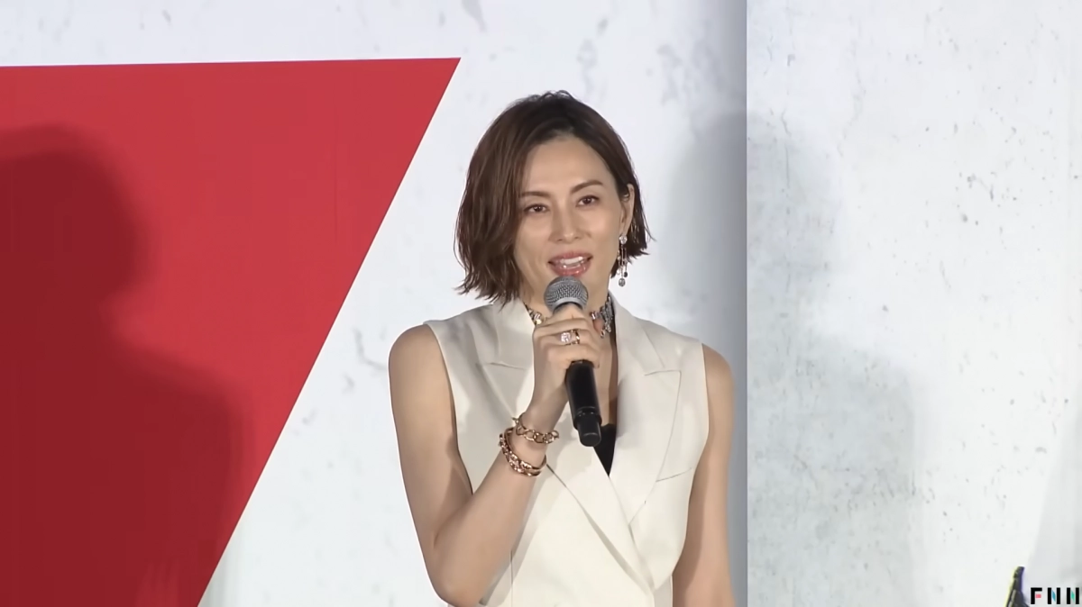 불법 약물을 소지한 의혹을 받는 일본의 ‘국민 여배우’ 요네쿠라 료코(50·사진)가 검찰에 송치된 것으로 나타났다. 후지TV 보도화면 캡처