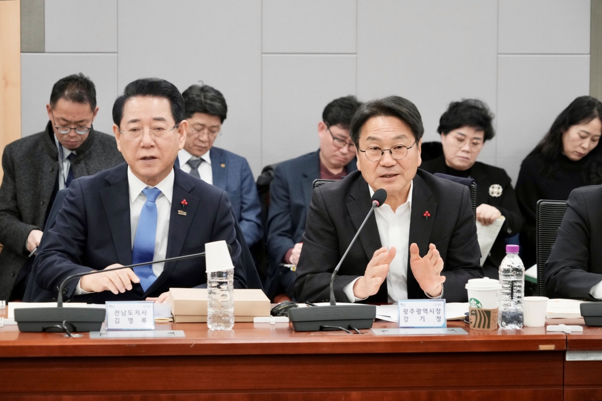 강기정 광주시장과 김영록 전남지사가 21일 오전 국회의원회관 제2세미나실에서 ‘광주전남 통합 특별법 검토 시도지사-국회의원 2차 조찬 간담회’에 참석, 법률안의 핵심 특례 사항과 입법 전략 등을 논의하고 있다. 광주광역시 제공