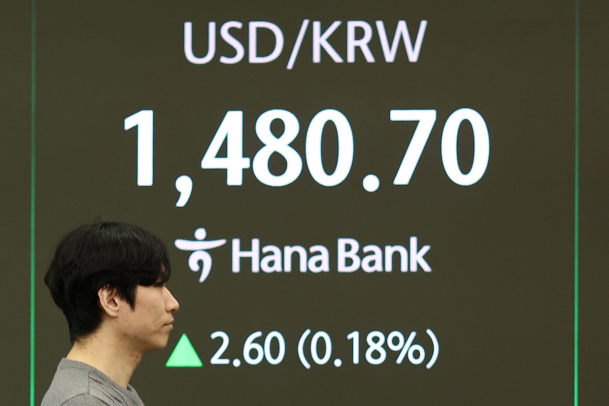 원달러 환율이 전날 대비 2.3원 오른 1480.4원에 개장한 21일 하나은행 본점 딜링룸에서 딜러가 업무를 보고 있다. 2026.1.21 연합뉴스