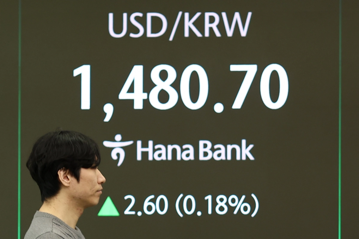 원달러 환율이 전날 대비 2.3원 오른 1480.4원에 개장한 21일 하나은행 본점 딜링룸에서 딜러가 업무를 보고 있다. 2026.1.21 연합뉴스