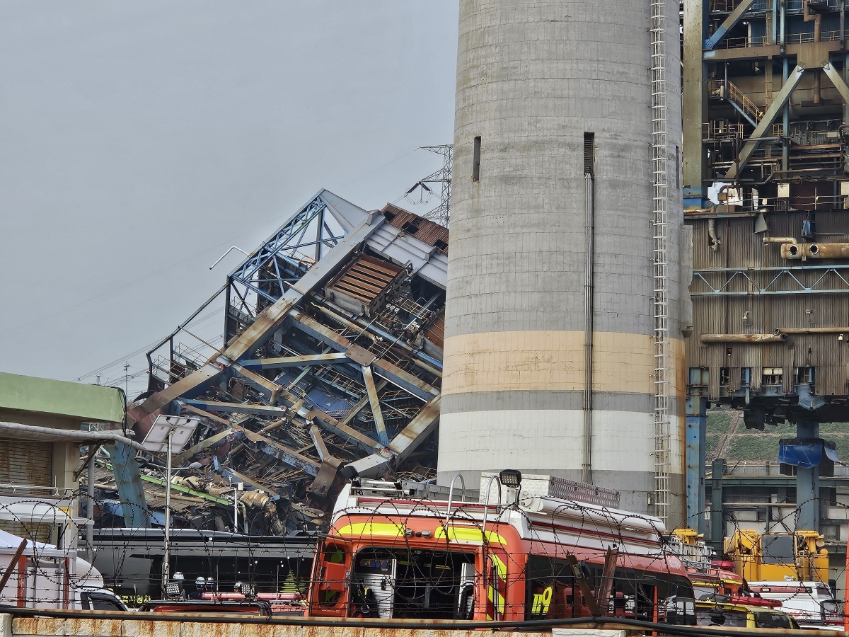 지난해 11월 6일 발생한 울산화력발전소 보일러 타워 붕괴 사고 현장. 서울신문DB