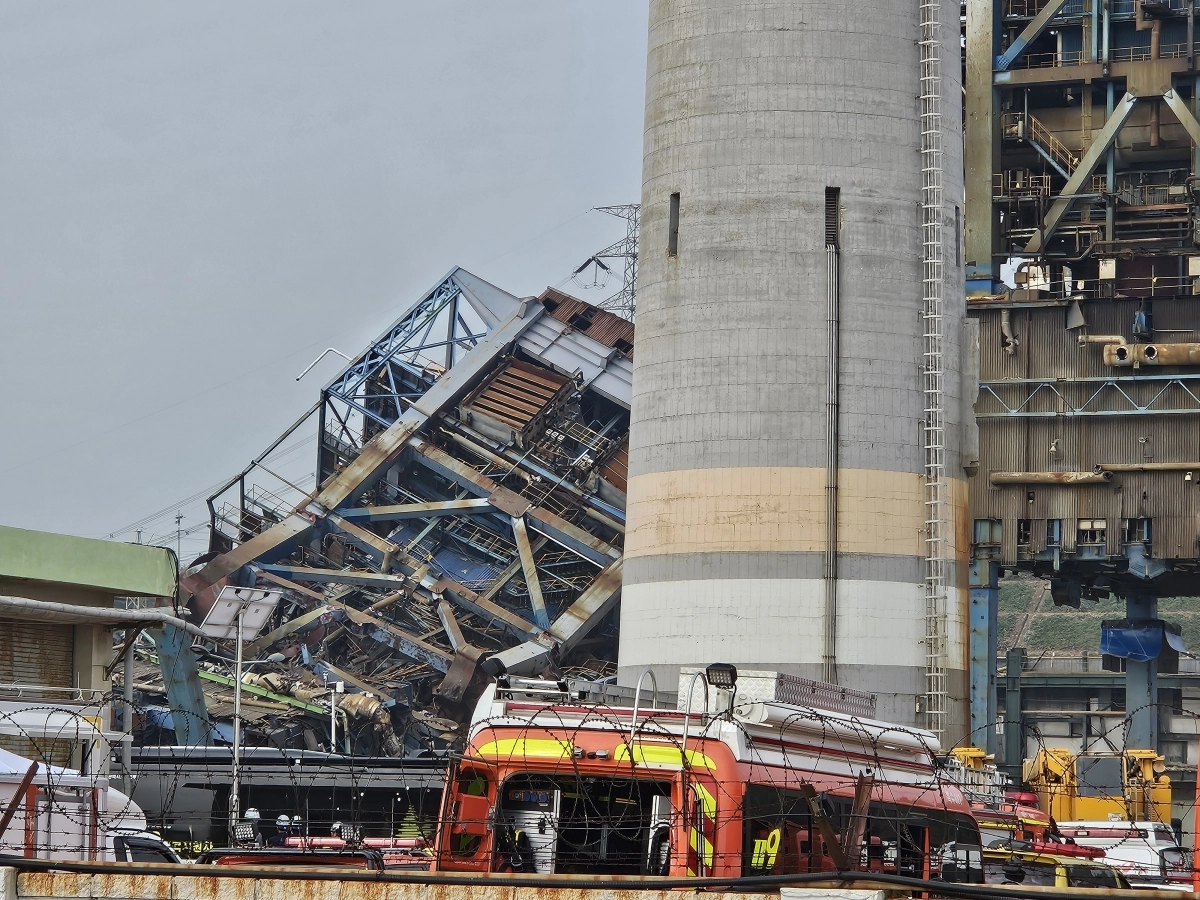 지난해 11월 6일 발생한 울산화력발전소 보일러 타워 붕괴 사고 현장. 서울신문DB