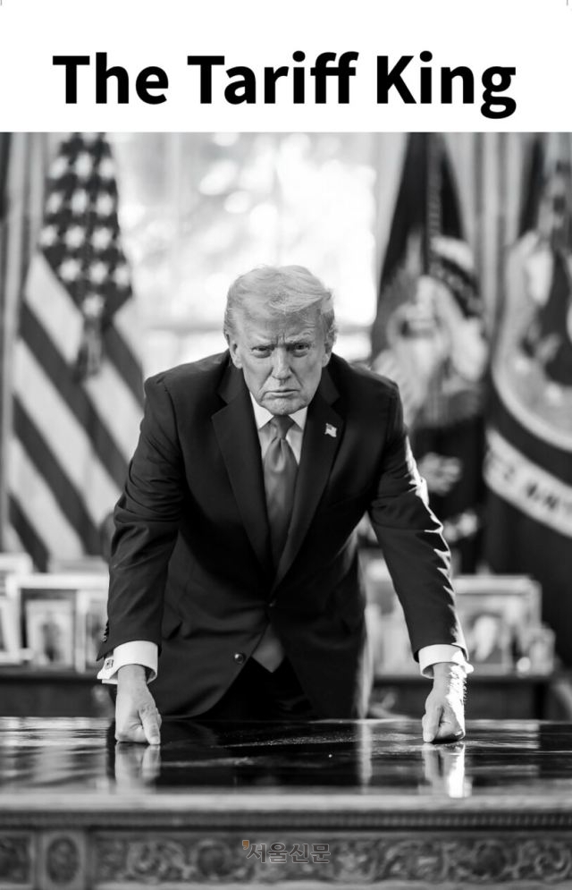 트럼프 대통령은 지난 16일(현지시간) 본인 SNS 트루스소셜에 본인이 백악관 집무실로 추정되는 장소에서 책상 위에 주먹을 올리고 정면을 응시하는 흑백 사진을 올리고, 관세 왕이라는 문구를 적었다. /트루스소셜 갈무리