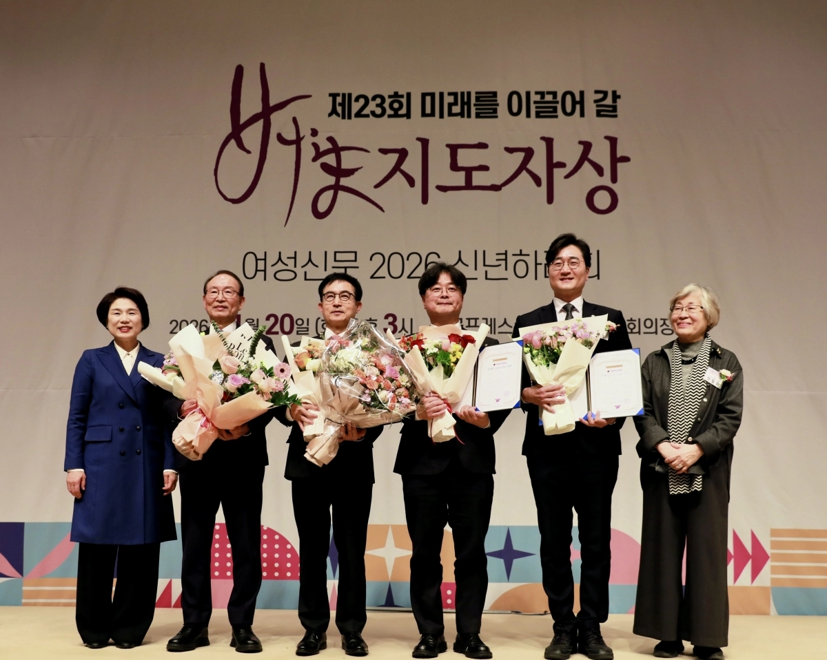 윤덕룡 경기일자리재단 대표이사(왼쪽 세 번째)가 성평등 문화 확산에 기여한 공로로 20일 ‘2026 올해의 히포시(HeForShe) 리더’에 선정됐다.(경기일자리재단 제공)