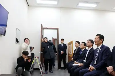 이재명 대통령 신년 기자회견 지켜보는 민주당 지도부