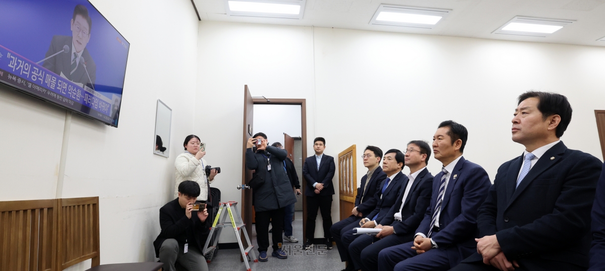 정청래 더불어민주당 대표, 한병도 원내대표를 비롯한 의원들이 21일 오전 서울 여의도 국회에서 이재명 대통령 신년 기자회견을 시청하고 있다.2026.01.21 안주영 전문기자