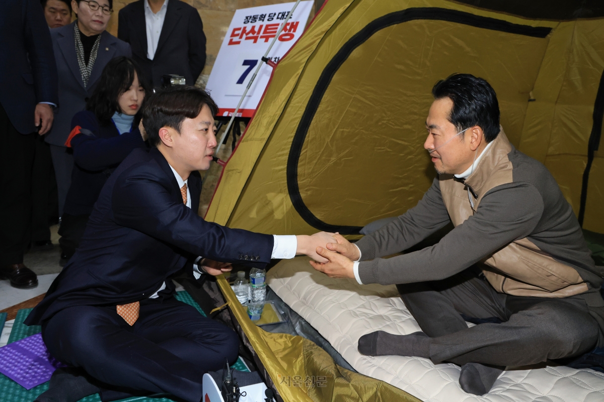 통일교·공천헌금 ‘쌍특검’ 수용을 요구하며 단식 7일 차를 맞은 국민의힘 장동혁 대표가 21일 서울 여의도 국회 로텐더홀 단식 농성장을 찾은 개혁신당 이준석 대표와 인사하고 있다. 2026.1.21안주영 전문기자