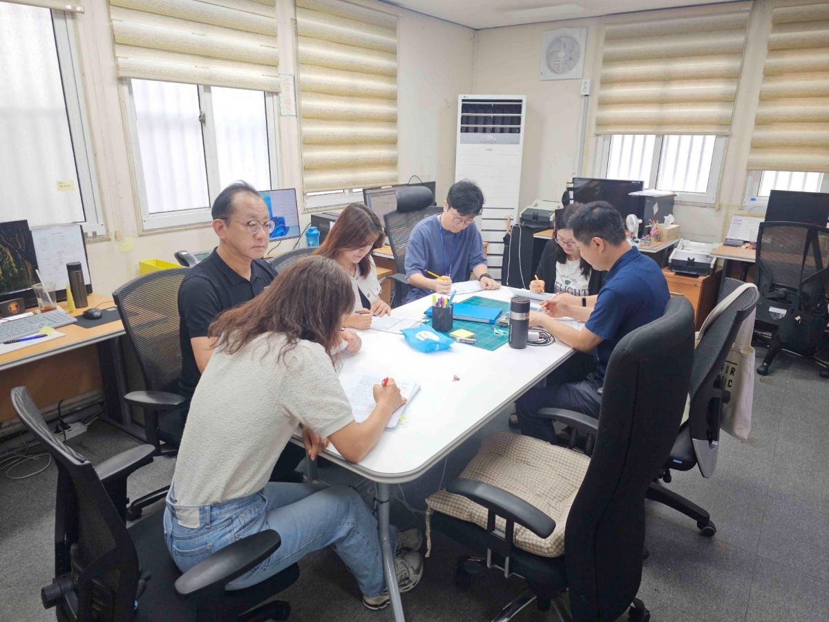 제주시 세무과 체납관리팀이 전국 최초로 증권사 금 현물거래 계좌를 전수 조사해 지방세 체납액을 압류·추심해 화제가 되고 있다. 심재성 주무관(사진 왼쪽)이 첫 제안해서 시작됐다. 제주시 제공