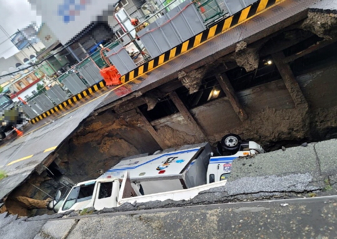 부산시는 오는 2월부터 시민이 지반침하로 사망하거나 후유장해가 발생하면 최대 1000만원까지 보험금이 지급되도록 시민안전보험을 강화했다. 사진은 2024년 9월 발생한 부산 사상-하단 지하철 공사 구간 땅꺼짐 사고 현장. 부산시 제공