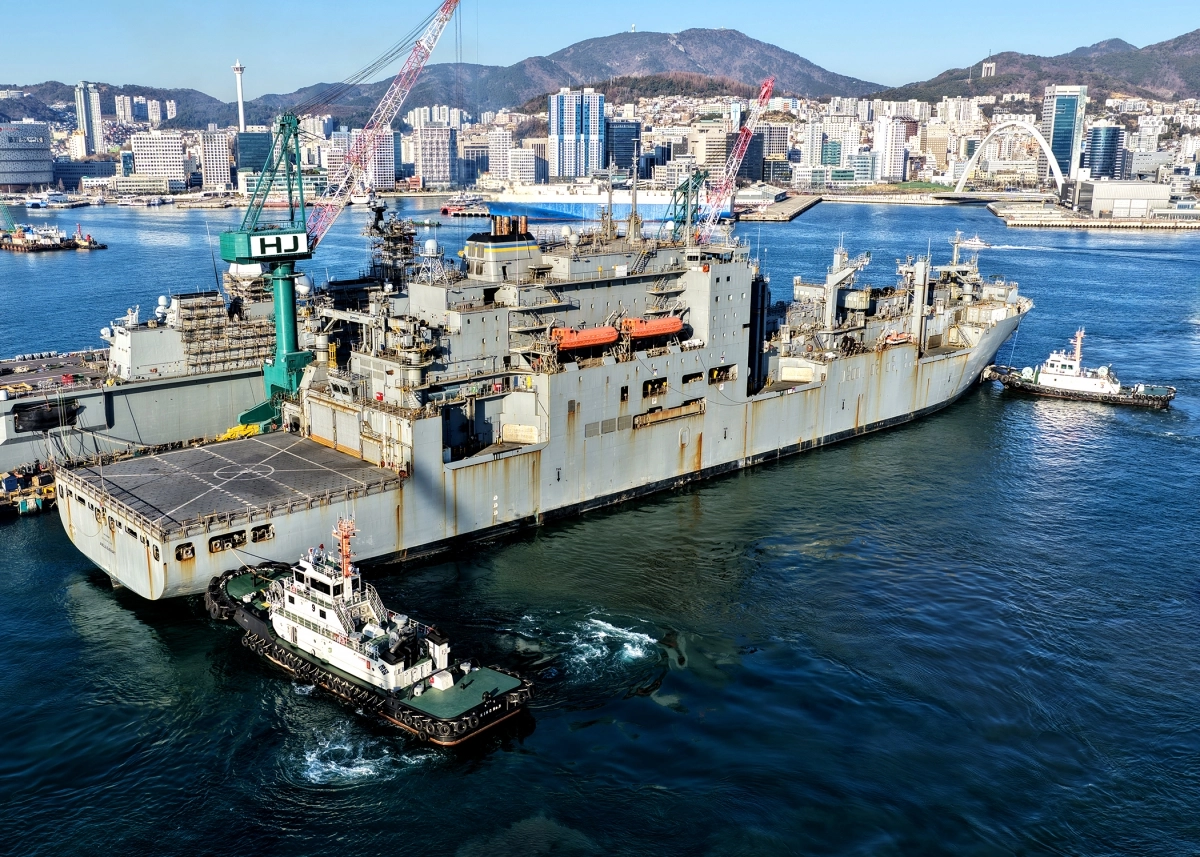 지난 12일 정비를 받기 위해 HJ중공업 부산 영도조선소에 입항한 미 해군 군수지원함 ‘USNS 아멜리아 에어하트’호. HJ중공업 제공