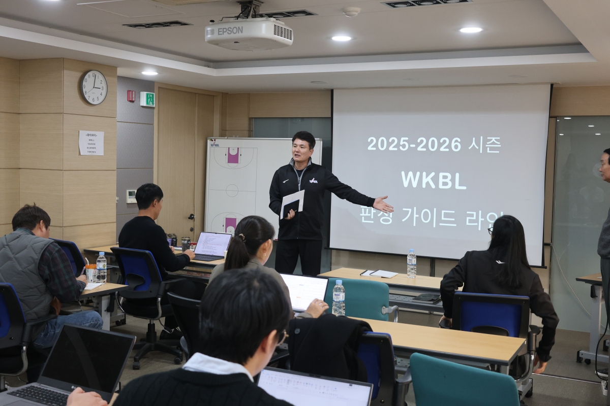 경기 규칙을 설명하는 김영만 경기운영본부장. WKBL 제공