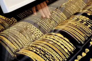 thumbnail - ‘13돈 금팔찌’ 오물 가득 변기에 ‘풍덩’…40분 맨손 수색 결과는? thumbnail - ‘13돈 금팔찌’ 오물 가득 변기에 ‘풍덩’…40분 맨손 수색 결과는?