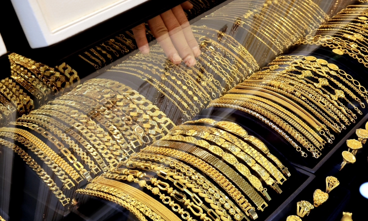 서울 종로구 한 귀금속 판매점에서 직원이 순금 제품을 정리하고 있는 모습.  연합뉴스